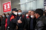 民警在成都东站向务工人员开展安全宣传。 - Sc.Chinanews.Com.Cn
