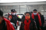 民警在成都东站进站口维持务工人员进站秩序。 - Sc.Chinanews.Com.Cn