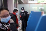 民警在成都东站进站口帮助务工人员进站候车。 - Sc.Chinanews.Com.Cn