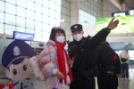 民警在成都东站候车室为务工人员提供帮助。 - Sc.Chinanews.Com.Cn