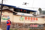 电力工作人员用无人机红外成像特巡草莓园内电力设备。苟华彬摄 - Sc.Chinanews.Com.Cn