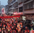 四面八方的游客和村民涌入街道，上万盏蛴蟆灯汇聚成星光的海洋。 何佳林 摄 - Sc.Chinanews.Com.Cn