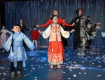 市民在体验民族舞蹈。 - Sc.Chinanews.Com.Cn