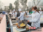 正在制作各种美食。曾忠 摄 - Sc.Chinanews.Com.Cn