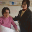 人保寿险工作人员来到医院探望客户孙女士（左）。 - Sc.Chinanews.Com.Cn