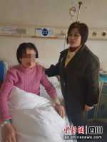人保寿险工作人员来到医院探望客户孙女士（左）。 - Sc.Chinanews.Com.Cn