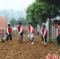 同学们拿起锄头和铲子在地头参与劳作。胡敏摄 - Sc.Chinanews.Com.Cn