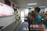 老师讲解宋词《满江红》。胡敏摄 - Sc.Chinanews.Com.Cn