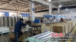 工人们在生产线上作业。 北川县委宣传部供图 - Sc.Chinanews.Com.Cn