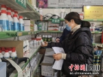执法人员对农药店铺进行检查。 - Sc.Chinanews.Com.Cn