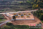亭子湖风景区建设中的小木屋。 - Sc.Chinanews.Com.Cn