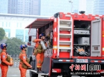 森林消防员检查乌尼莫克模块化地震救援车上装备。 程雪力摄 - Sc.Chinanews.Com.Cn