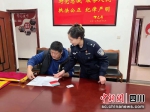 正在签字。刘云涛 摄 - Sc.Chinanews.Com.Cn
