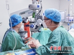 四川首台领扣型人工角膜移植手术成功实施。阿敏 摄 - Sc.Chinanews.Com.Cn
