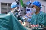 姚晓明教授和康黔教授正在做手术。 - Sc.Chinanews.Com.Cn