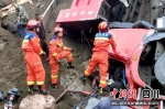 消防救援力量正在营救被困驾驶员。付黎明摄 - Sc.Chinanews.Com.Cn