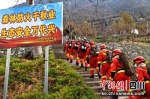森林消防员身背救援装备在山间小路开展巡查。四川应急供图 - Sc.Chinanews.Com.Cn