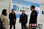 调研组与温江区科技园市场监管所工作人员交流。 - Sc.Chinanews.Com.Cn