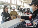 民警为旅客提供服务。 王新刚 - Sc.Chinanews.Com.Cn