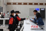 民警为旅客提供服务。 王新刚 - Sc.Chinanews.Com.Cn