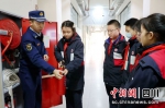 消防员在校园里教同学们如何使用灭火器和实操。四川消防供图 - Sc.Chinanews.Com.Cn