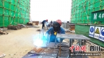 工作人员正加紧施工。 绵竹市委宣传部供图 - Sc.Chinanews.Com.Cn