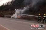 消防救援人员正在扑灭小车大火。付黎明摄 - Sc.Chinanews.Com.Cn