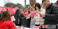 市民在现场阅读招聘信息。姜晓凤 摄 - Sc.Chinanews.Com.Cn