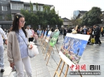 旅客在推介会现场参观摄影展。 安源 - Sc.Chinanews.Com.Cn