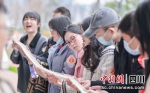 青年男女参与现场活动。 成都高新区社治保障局供图 - Sc.Chinanews.Com.Cn