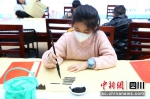 孩子正在单独操作。青羊区委宣传部 供图 - Sc.Chinanews.Com.Cn