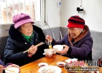餐厅里正在吃饭的老人们。青神融媒中心供图 - Sc.Chinanews.Com.Cn