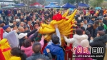 群众欢度民间传统节日“龙抬头”。 胥江 摄 - Sc.Chinanews.Com.Cn