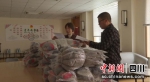 为壤塘县中学学子捐赠冬季校服。 - Sc.Chinanews.Com.Cn