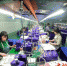 仁寿县汪洋镇村民在家门口一家玻璃瓶生产企业上班。潘建勇摄 - Sc.Chinanews.Com.Cn