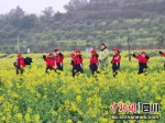 游客在油菜花海中游玩。曾佐然 摄 - Sc.Chinanews.Com.Cn