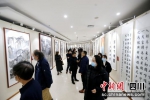 展览现场吸引众多参观者。王春波 摄 - Sc.Chinanews.Com.Cn