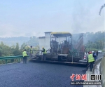 施工现场正在铺设沥青。罗晓毅 摄 - Sc.Chinanews.Com.Cn