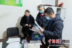 执法人员在企业现场检查。成都市市场监管局供图 - Sc.Chinanews.Com.Cn