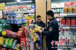 执法人员在商场检查产品。成都市市场监管局供图 - Sc.Chinanews.Com.Cn