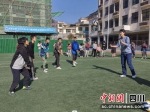 张晓雅耐心细致地给学生传授排球技能。 - Sc.Chinanews.Com.Cn