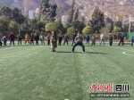 张晓雅和学生们一起做热身运动。 - Sc.Chinanews.Com.Cn