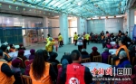志愿者为社区老人们带来文艺演出。汶川县委宣传部供图 - Sc.Chinanews.Com.Cn