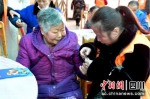 志愿者为老人们剪指甲。汶川县委宣传部供图 - Sc.Chinanews.Com.Cn