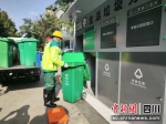 环卫工作人员正在对厨余垃圾进行换桶清洁。 - Sc.Chinanews.Com.Cn