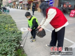 亲子家庭正在志愿服务。青羊区委宣传部 供图 - Sc.Chinanews.Com.Cn