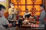 降泽多吉(右二)出演“文旅局长说文旅”短视频。（受访者 供图） - Sc.Chinanews.Com.Cn