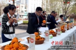 专家评委现场对柑橘“不知火”进行打分。罗俊涵摄 - Sc.Chinanews.Com.Cn