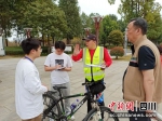 张建宁（右二）对赛道提出了建议意见。东坡融媒体供图 - Sc.Chinanews.Com.Cn