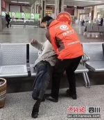 帮助乘客现场。内江市委宣传部供图 - Sc.Chinanews.Com.Cn